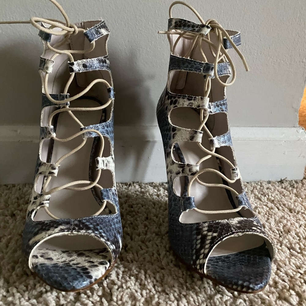 Worn twice Zara Black, blue, Ccream Heels with Elegant Design